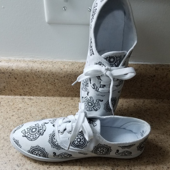 Adult Coloring Book Shoes + FREE MARKERS - Picture 3 of 8